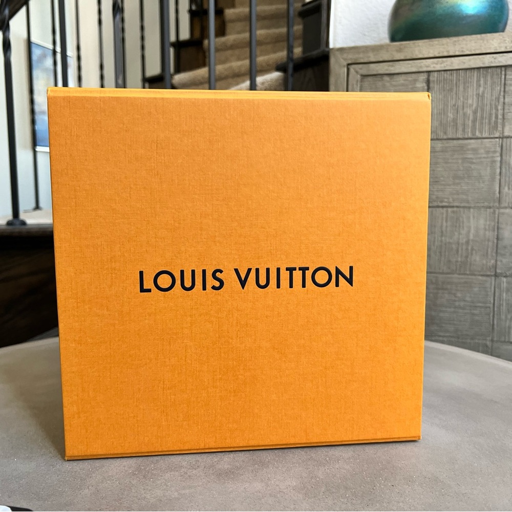 Louis Vuitton empty box / gift box magnetic opening